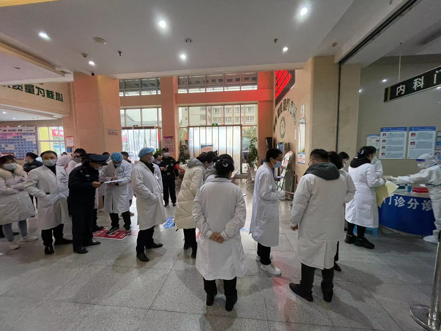 全员核酸检测(门诊大厅处).jpg