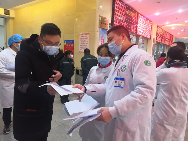 小组现场讨论_副本.jpg